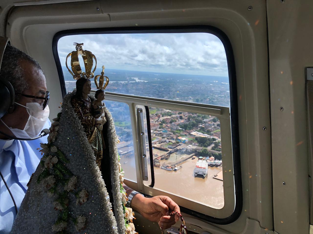O reitor da Basílica Santuário, foi quem conduziu a imagem da Rainha da Amazônia no helicóptero, durante o ato, batizado como ‘Círio das Nuvens’.