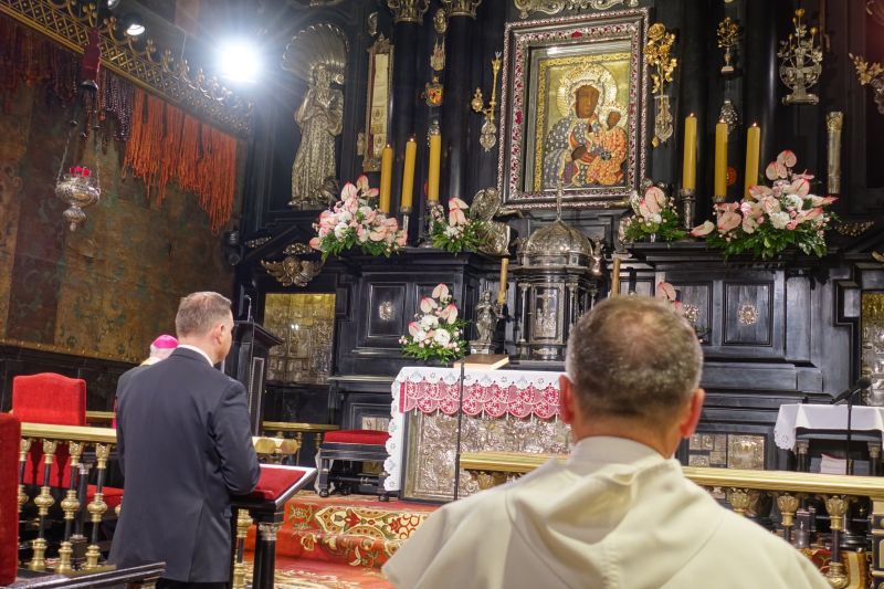 O governante foi até o Santuário de Jasna Gora orar diante da imagem original de Nossa Senhora de Czestochowa, devoção mariana na qual são atribuídos inúmeros milagres.