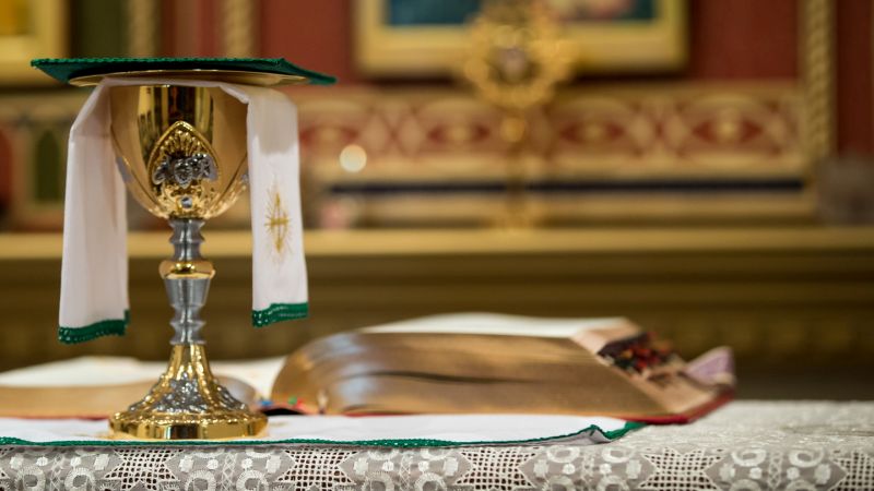 Cada um dos pedidos recebidos é encaminhado à Basílica Pontifícia de São Miguel, em Madri, onde sacerdotes celebram as Missas pelos defuntos de coronavírus.