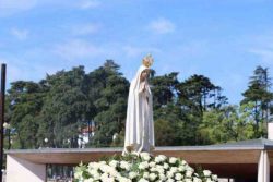A primeira peregrinação aniversária com presença física de fiéis depois da quarentena, serviu também para comemorar o centenário da chegada da imagem de Fátima ao Santuário.