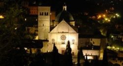 Após a escuridão da covid-19, recomeçar a partir da luz das igrejas, beleza das basílicas de Assis, anunciando um sinal de esperança.