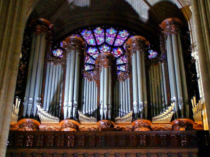 Os grandes órgãos de Notre Dame de Paris, que fizeram tremer as pedras da catedral gótica, serão restaurados, depois de serem danificados pelo incêndio de 2019.