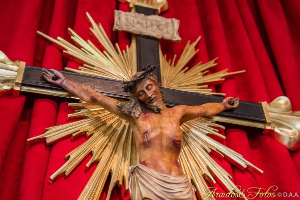 Com a cruz, partilhamos com Cristo sua Paixão e a salvação do mundo. Ela não é apenas um objeto ornamental e não pode ser reduzida a um objeto de superstição.