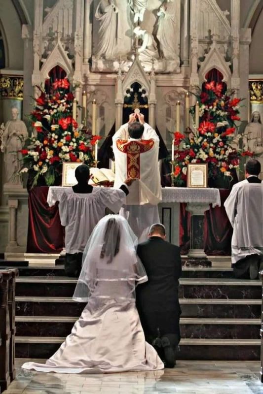 Por causa da covid-19 proibir a celebração de casamentos ou outros atos religiosos, como o batismo, é um ato claramente abusivo e inconstitucional.