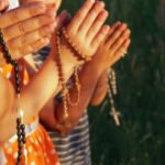 Rezem o Terço, sinal de consolação e de esperança; elevem o olhar a Nossa Senhora como fazem hoje em todo o mundo um milhão de crianças.