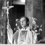 Em 19 de outubro de 1984, poucas horas após celebrar sua última missa, o Padre Popiełuszko foi sequestrado e torturado até a morte, por criticar governo comunista da polônia.