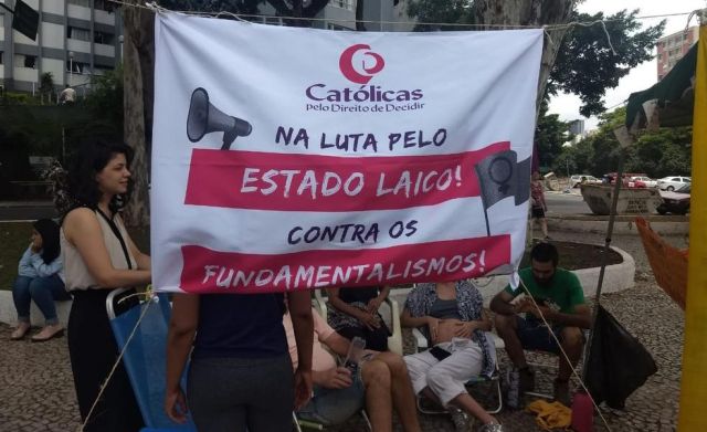  A proibição é da Justiça de São Paulo que considerou o nome "Catolicas pelo Direito de Decidir" é incompatível com os valores e princípios da Igreja Católica.
