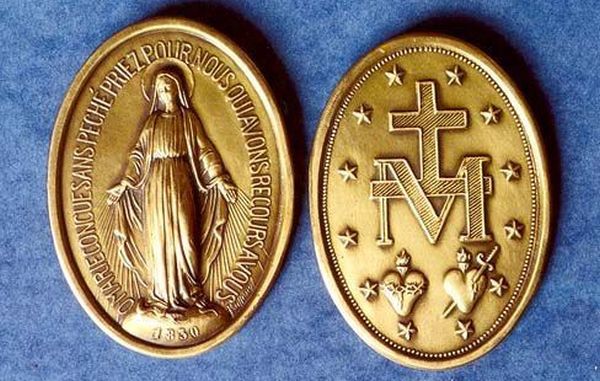 A Virgem apareceu a Santa Catarina e mostrou como seria uma medalha a ser distribuída entre o povo e prometendo graças aos que a usassem. Os milagres foram tantos que os fiéis a chamaram “Medalha Milagrosa”.