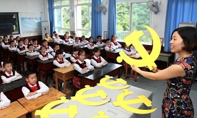 Partido Comunista Chines obriga professores a espalhar o ateísmo entre as crianças, educar a não acreditar em Deus e castigar os recalcitrantes com penalidades humilhantes. 