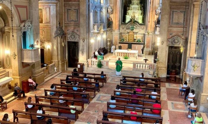 Conferência Episcopal Portuguesa decidiu que as Celebrações Eucarísticas com a presença da assembleia sejam retomadas a partir do dia 15 de março.