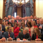 Lei assinada pelo Governador do Texas proíbe o aborto quando o batimento cardíaco do feto é detectado, dificultando de alguma forma a realização do aborto.