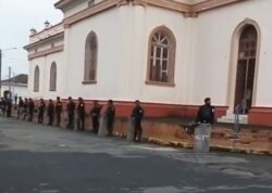 Polícia de choque cerca a Igreja de São Jerônimo – Foto: Captura de tela do 100% Noticias